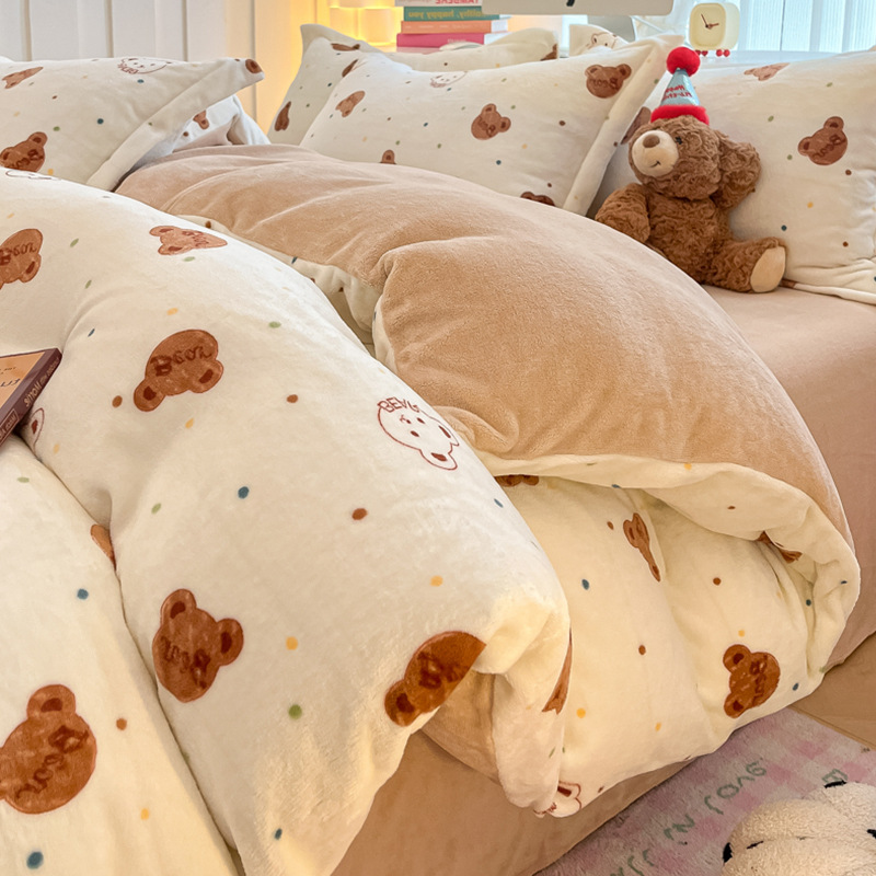 Pequeño conjunto de cuatro piezas de terciopelo de leche fresca 2025 nuevo invierno más edredón cubierta sábanas de terciopelo de coral ropa de cama