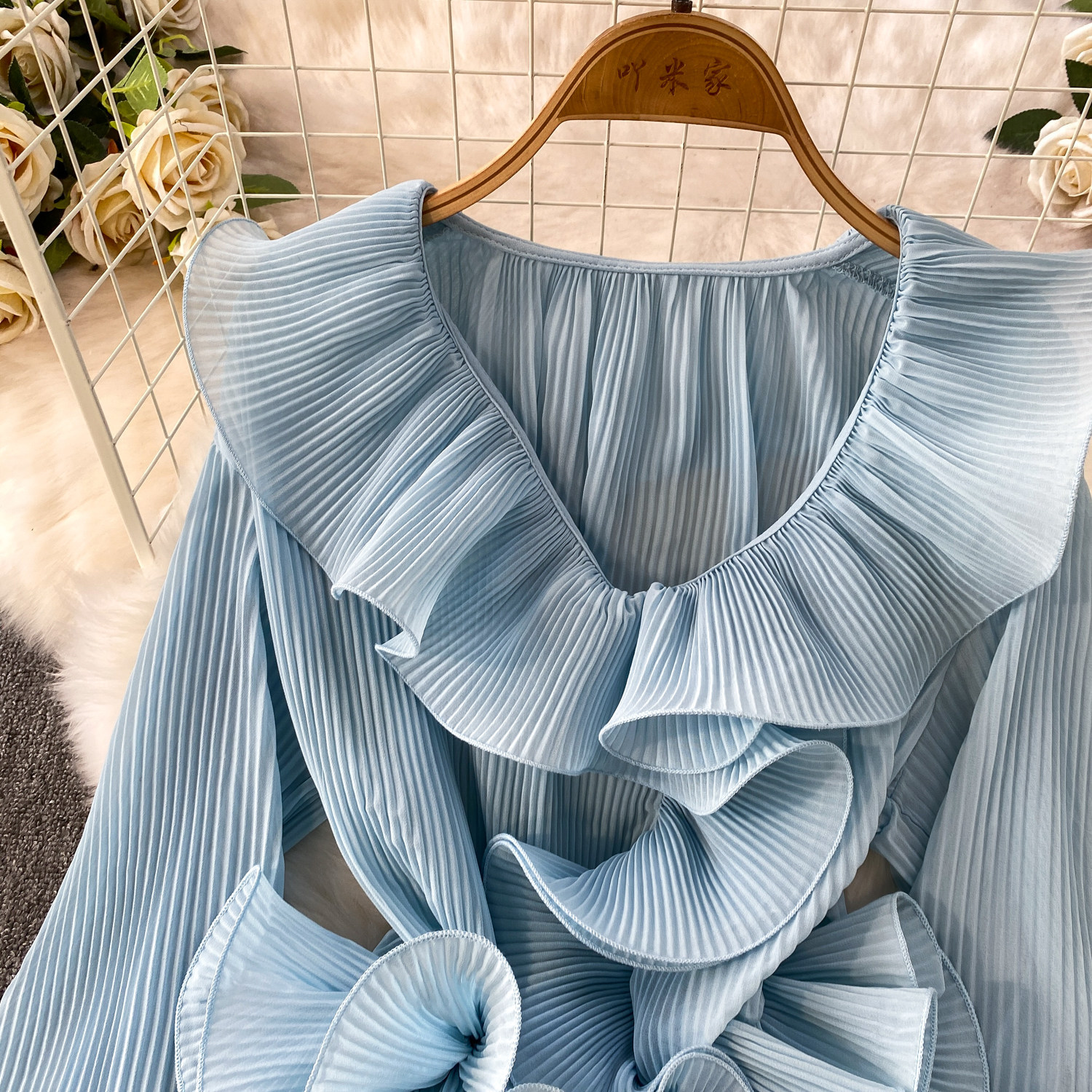 Camicia donna scollo a v con balze elegante top plissettato_voghion.com