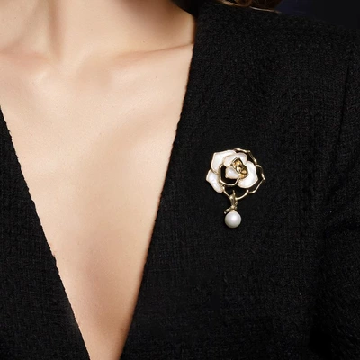 Mother-Of-Pearl Camellia Brooch, High-End: Yaxa sancaqları