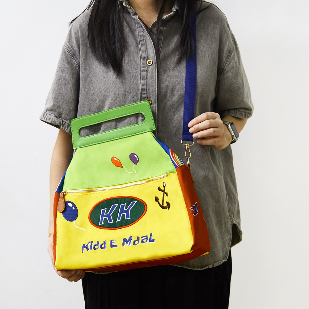 Fabricantes al por mayor 2025 nueva bolsa de almuerzo moda todo-fósforo dibujos animados lindo nicho de alta gama bolso de mensajero portátil