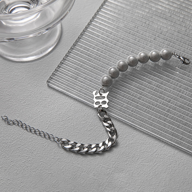 Bracciale in acciaio al titanio con perla e lettera unisex_voghion.com