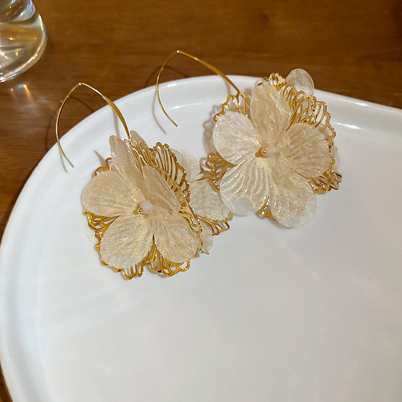 Pendientes de flores de moda coreana de nuevo estilo femenino fresco niña vacaciones viento gancho de oreja temperamento femenino pendientes de nicho de alto nivel