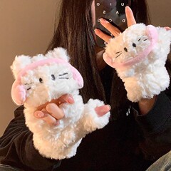イヤホン猫が手袋をひっくり返して指を出します。秋冬はかわいいです。