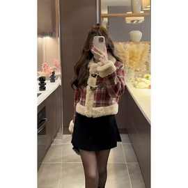 2025秋冬季新款圣诞法式小香风高级设计感格子保暖娃娃领外套百搭