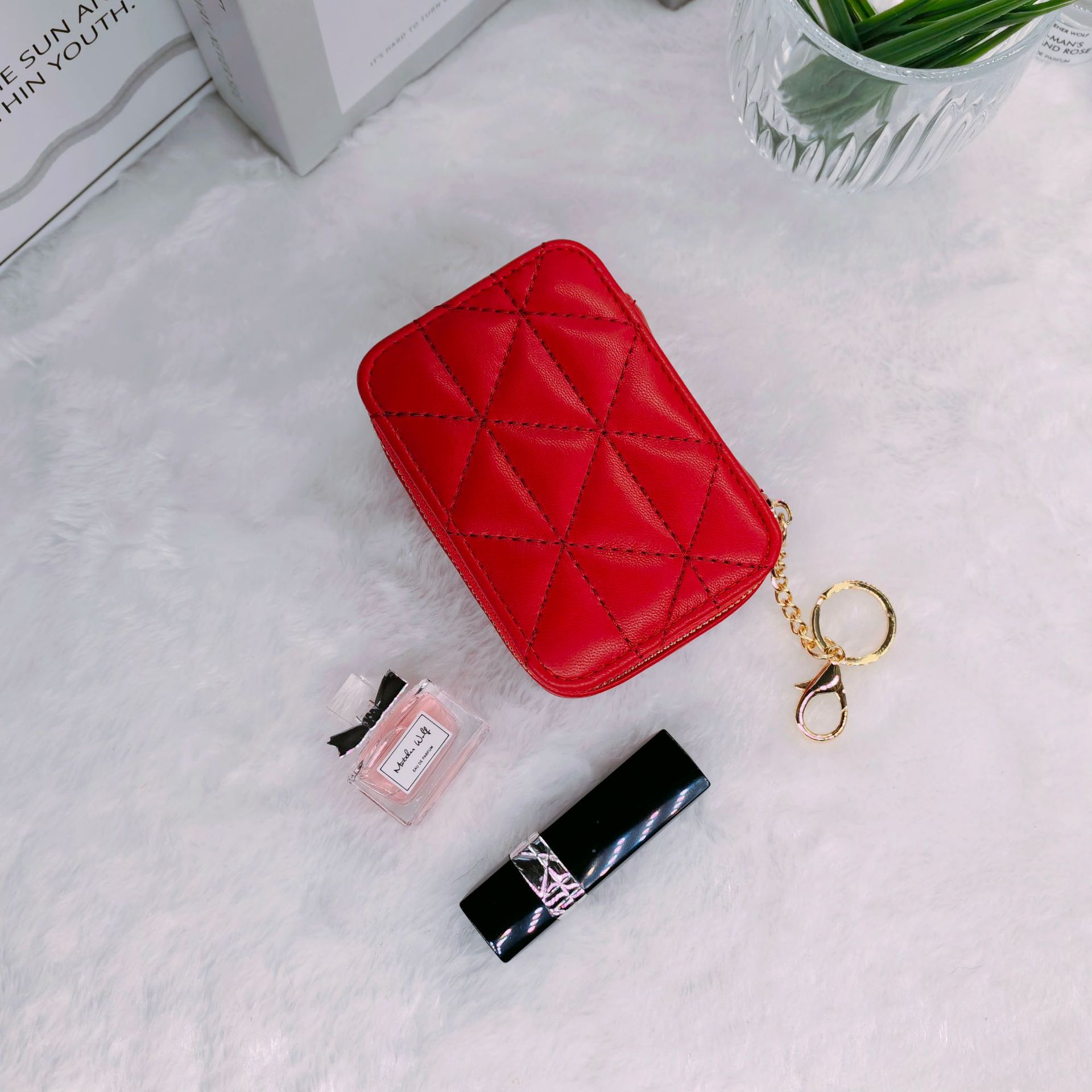 붉은 삼각형 자수 실