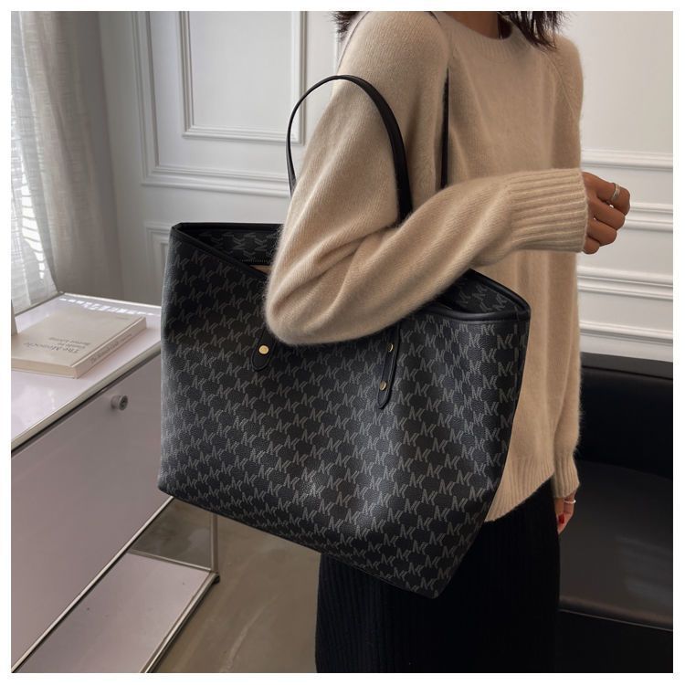 High-end Large-capacity Bag Niche Versatile Commuter Bag Women 2023 New Trendy Texture Portable Tote Bag Large Bag_voghion.com