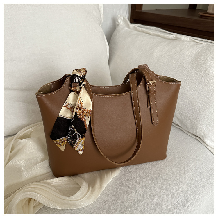 Paquete tote de gran capacidad para desplazamientos transfronterizos nuevo bolso de mujer simple, bolso de hombro retro, bolso de cubo de piel blanda