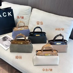 多用途のハイエンドの女性用バッグ、女性用 2025 年春夏の新しいニッチなシングルショルダー クロスボディバッグ、韓国スタイルのポータブル小型トートバッグ
