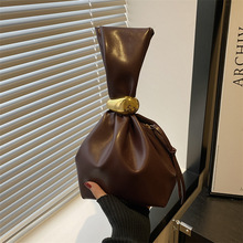 秋冬季2024新款复古褶皱简约小众设计洋气个性小包包女唯美水桶包