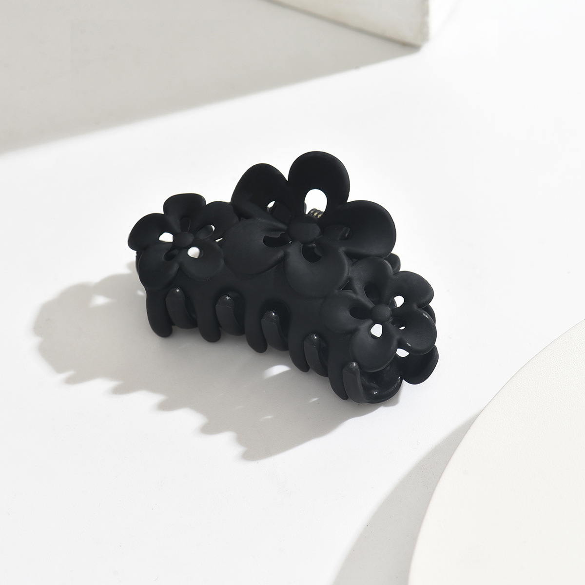 Flores de ciruela, clip de cabello medio, clip de cabello esmerilado negro, tres flores detrás de la cabeza, clip de cabello 5.5CM