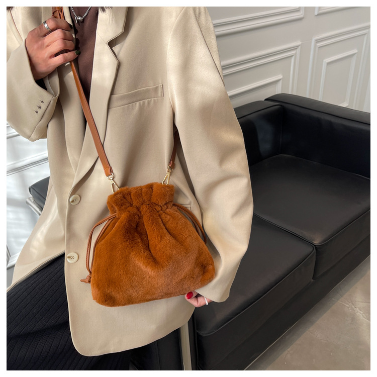 Autumn And Winter Plush Bag 2021 New Bags Women's Bag Ins Special-interest Shoulder Bag Furry Crossbody Bag Small Bucket Bag display picture 10