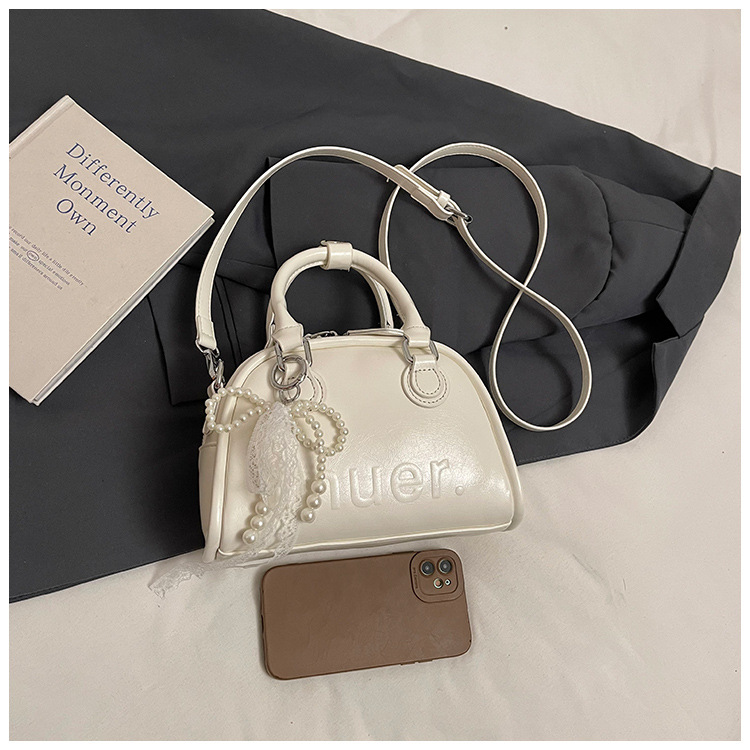 This year, Korean-style, stylish and simple hand-held bags with niche designs are in vogue. These are fashionable summer underarm bags for women's commuting Specification drawing