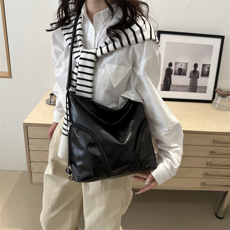 Bolso de mujer de cuero blando 2024 nueva mochila de gran capacidad de transporte de moda mochila simple ocio de moda tote