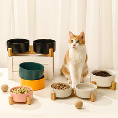 Insペットの碗の陶磁器の猫の碗の犬の碗は木の棚を持って高く首の碗のペットの用品を保護します。