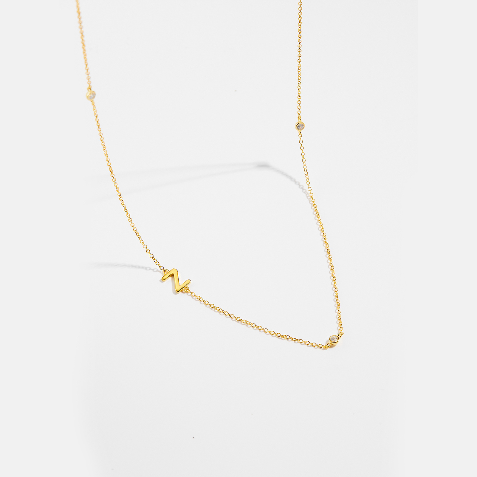 Collar con el alfabeto inglés de 26 letras para mujer, plata de ley S925, cadena de clavícula elegante y brillante, joyería nueva y popular en stock, venta al por mayor