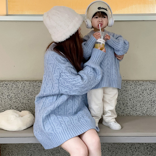 Real shots of new autumn and winter sweaters, thickened twist sweaters, long parent-child clothing, large and small children's clothing, medium and large children's sky blue bright colors