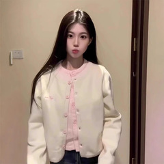 ミルクのフフの偽の2つのニットのカーディガンの女性の春の幅は松の短いセーターのコートの学院の風の甘い上着を着ます。