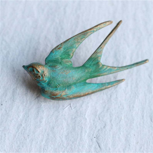 Cross-border new hand retro green swallow brooch women's anti-light button brooch corsage accessories for foreign trade