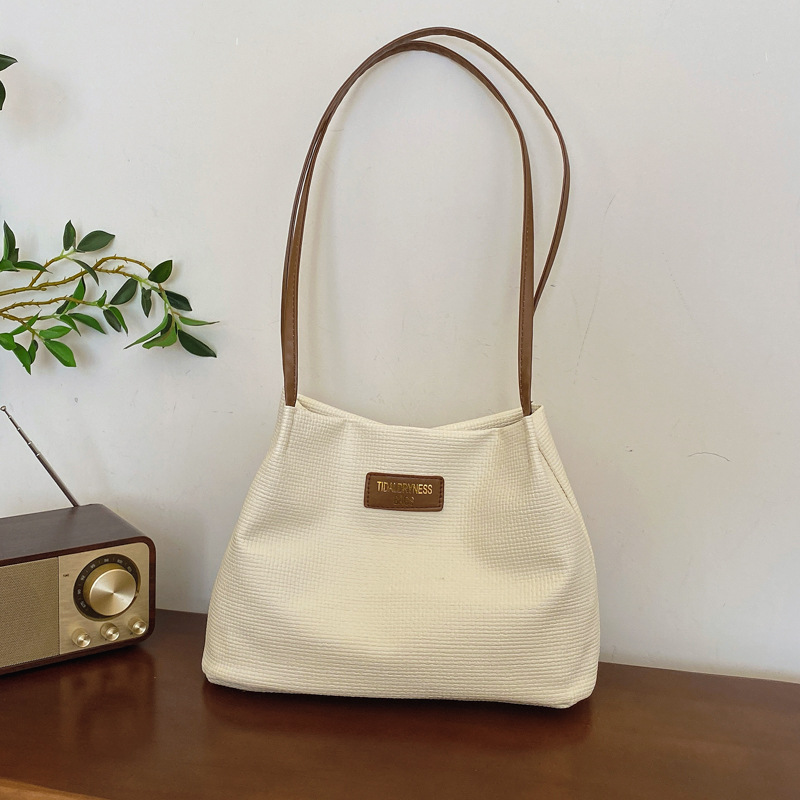 Bolsa de gran capacidad para mujeres 2024 nuevo verano versátil bolso de hombro simple sensación de alto nivel de viaje bolsa de cubo