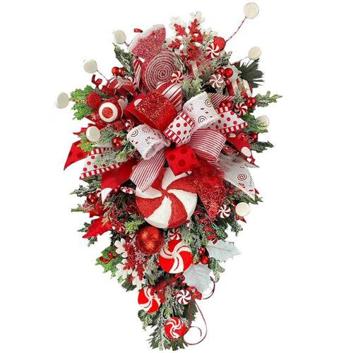 国境を越えて独立した駅の新しいクリスマスキャンディー蝶ネクタイが木のクリスマスドアを掛けてクリスマスの壁面装飾を飾っている|undefined