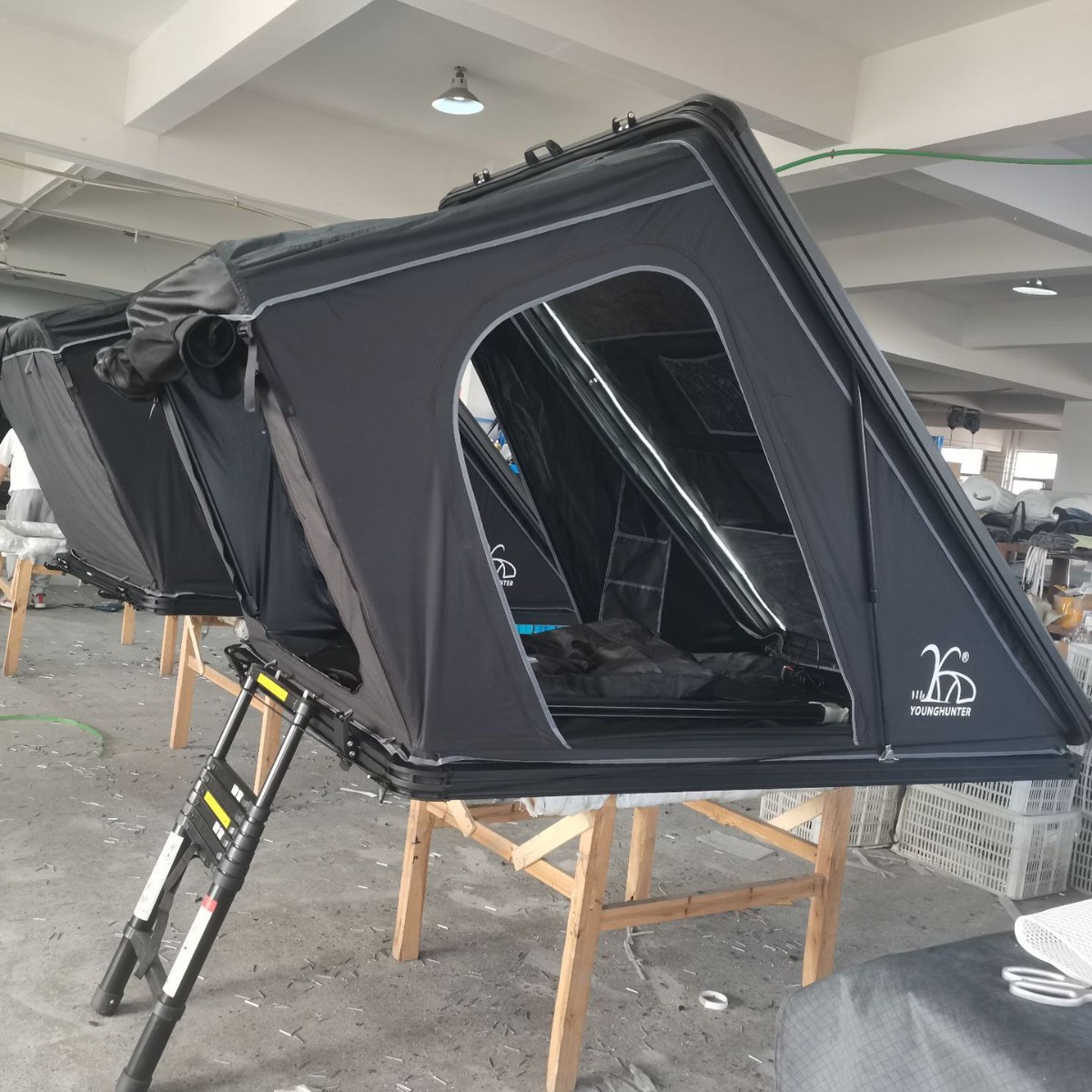 Fuente de fábrica al aire libre camping techo triangular extensión al aire libre SUV concha dura al aire libre universal a prueba de lluvia y protección solar auto