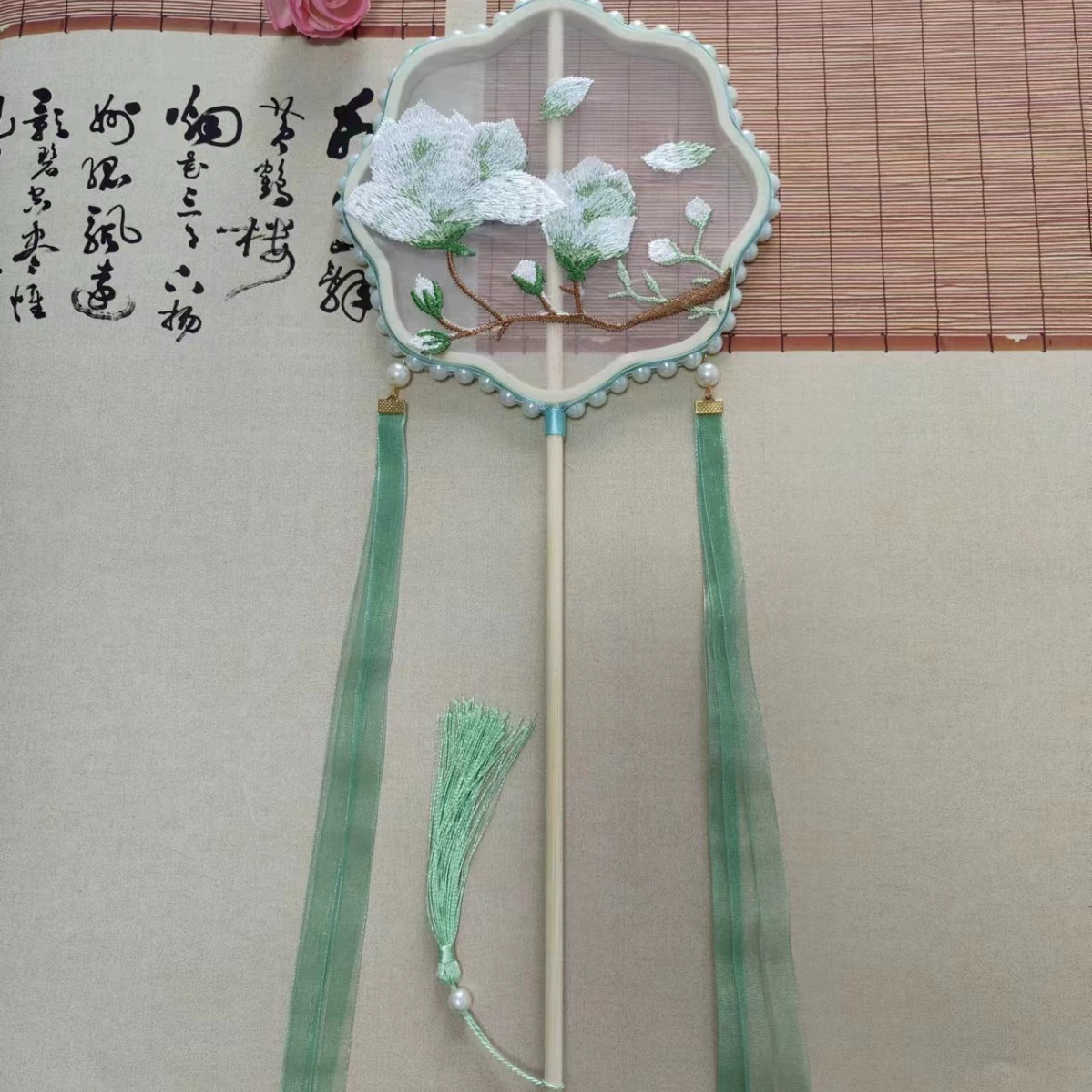 Фабрика прямая вышивка антикварный вентилятор детская длинная ручка Китайская одежда в форме ленты кисточка длинная ручка ручной вентилятор Китайская одежда ракетка