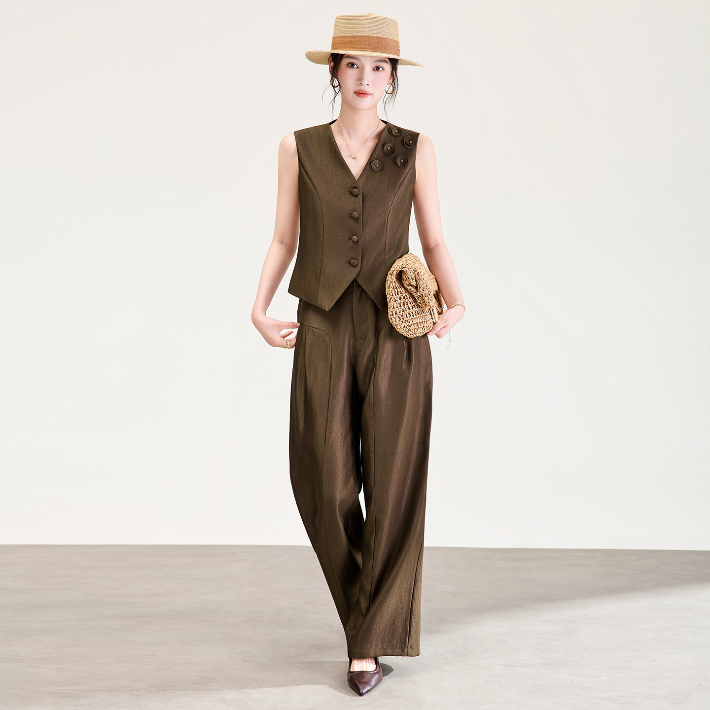 Bộ áo gile và quần ống rộng nữ phối vải linen pha tencel mát mẻ — Màu cà phê