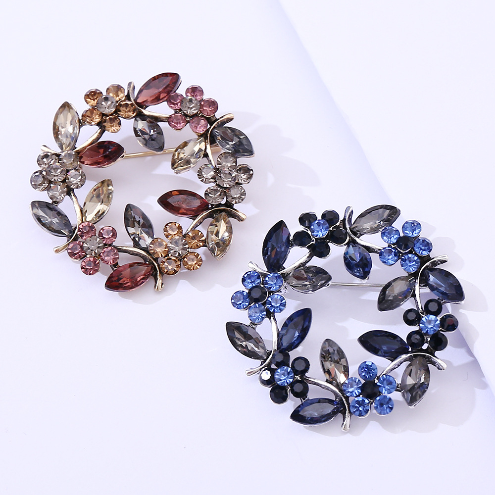 Broche branche d'olivier en forme de branche d'olivier, ornée de cristaux et de diamants, style coréen. Accessoires de mode disponibles en stock et en vente à l'unité._voghion.com