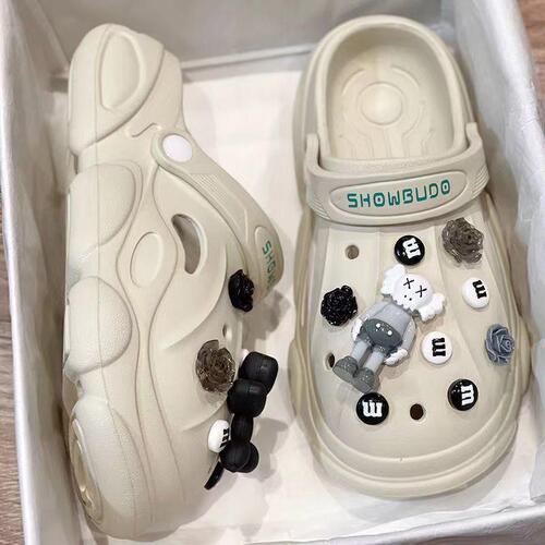 9099 Hole Shoes for Women, Summer Cartoon Cute Three-Eyed Monster Student Couple Versatile Sesame Street DIY Non-Slip Slides