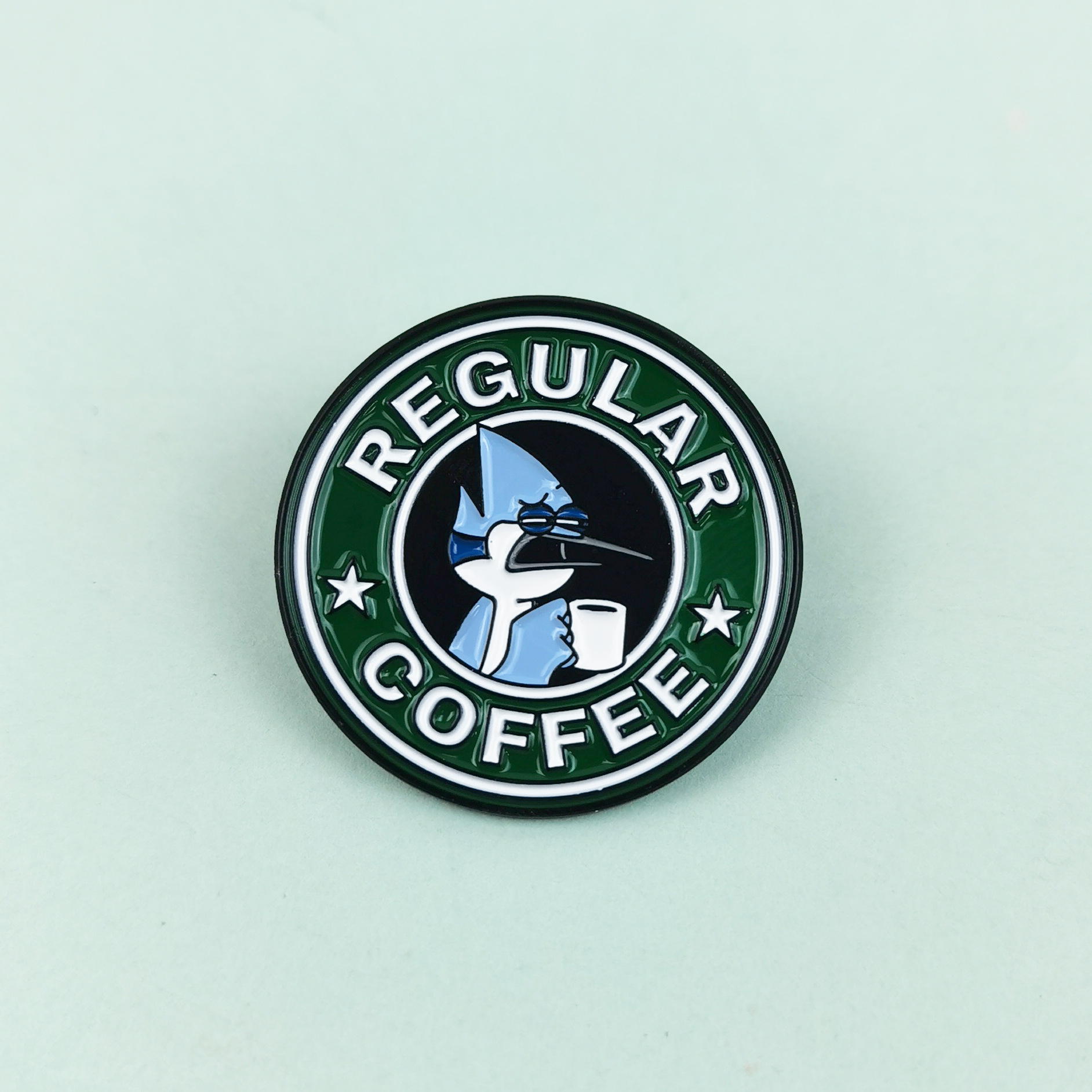 Broche de café monstruo de personalidad europea y americana, broche de broche redondo de aleación de dibujos animados, accesorios de letras en inglés, insignias de ropa