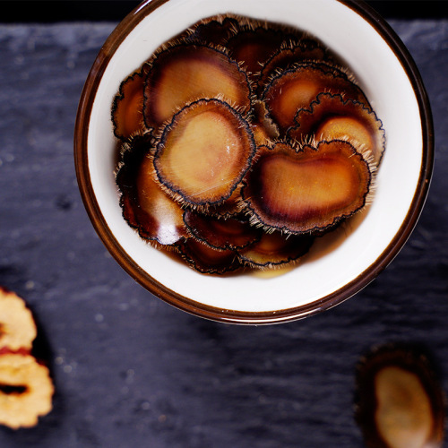 Deer antler wax slices. Sika deer antler slices soaked in wine and cooked in soup. Directly sold by the manufacturer. Large quantity of dried whole wax slices. Preferential price.