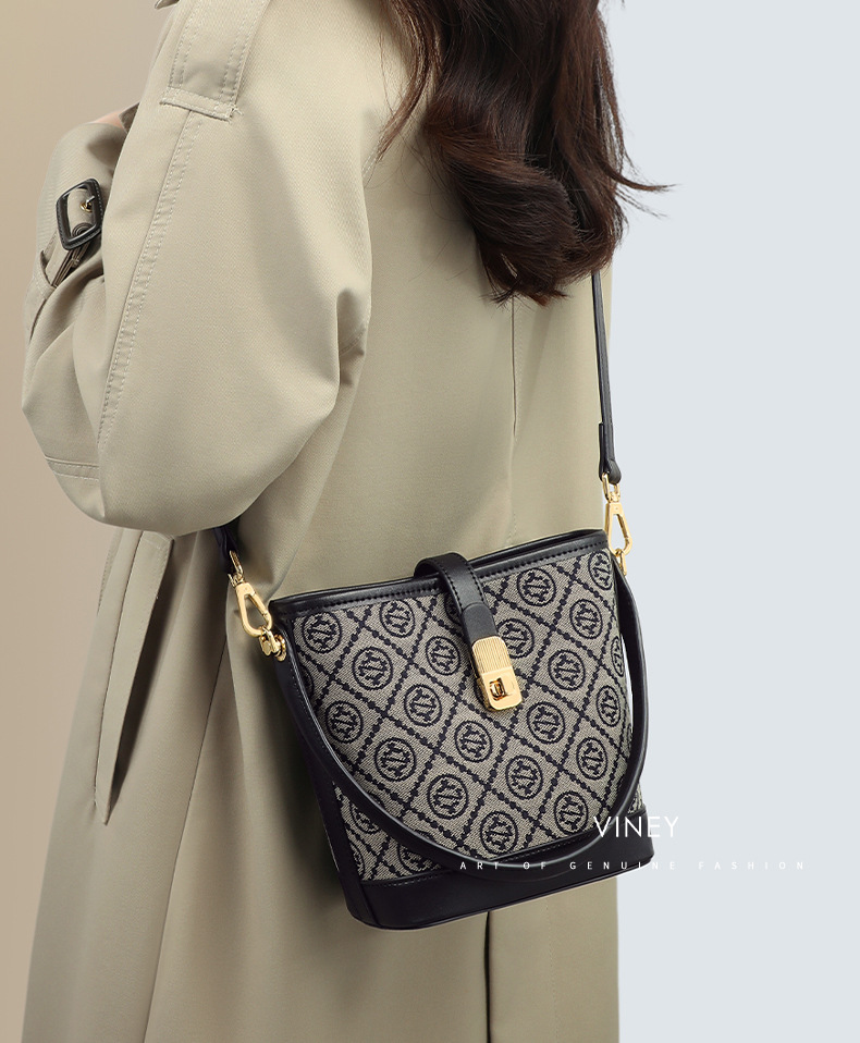 Túi tote nữ cỡ lớn họa tiết monogram, đeo vai và đeo chéo đi làm — màu xanh, Màu xanh (phiên bản công khai), màu đen, Màu đen (phiên bản công khai) chi tiết 2