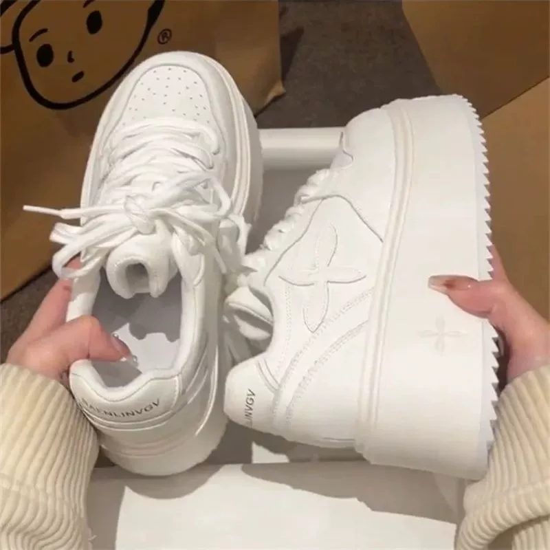 Износостойкие маленькие белые туфли на толстой подошве женские 2024 новые дикие маленькие увеличенные кексы