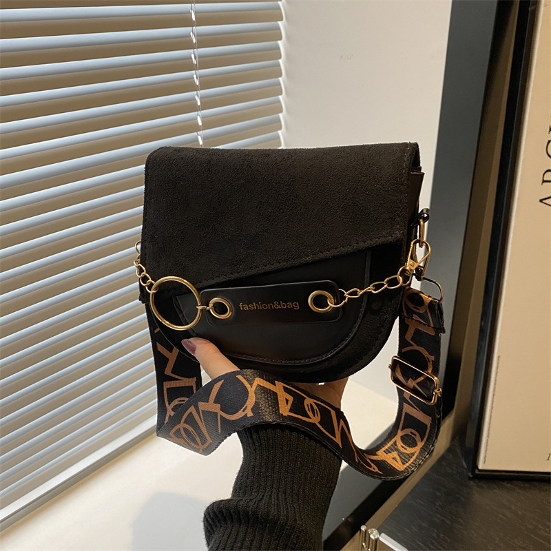 Bolsa de semicírculo nuevo color sólido mochila de hombro temperamento ancho silla de hombro bolso de moda 2025 diseño de moda esmaltado bolso de hombro