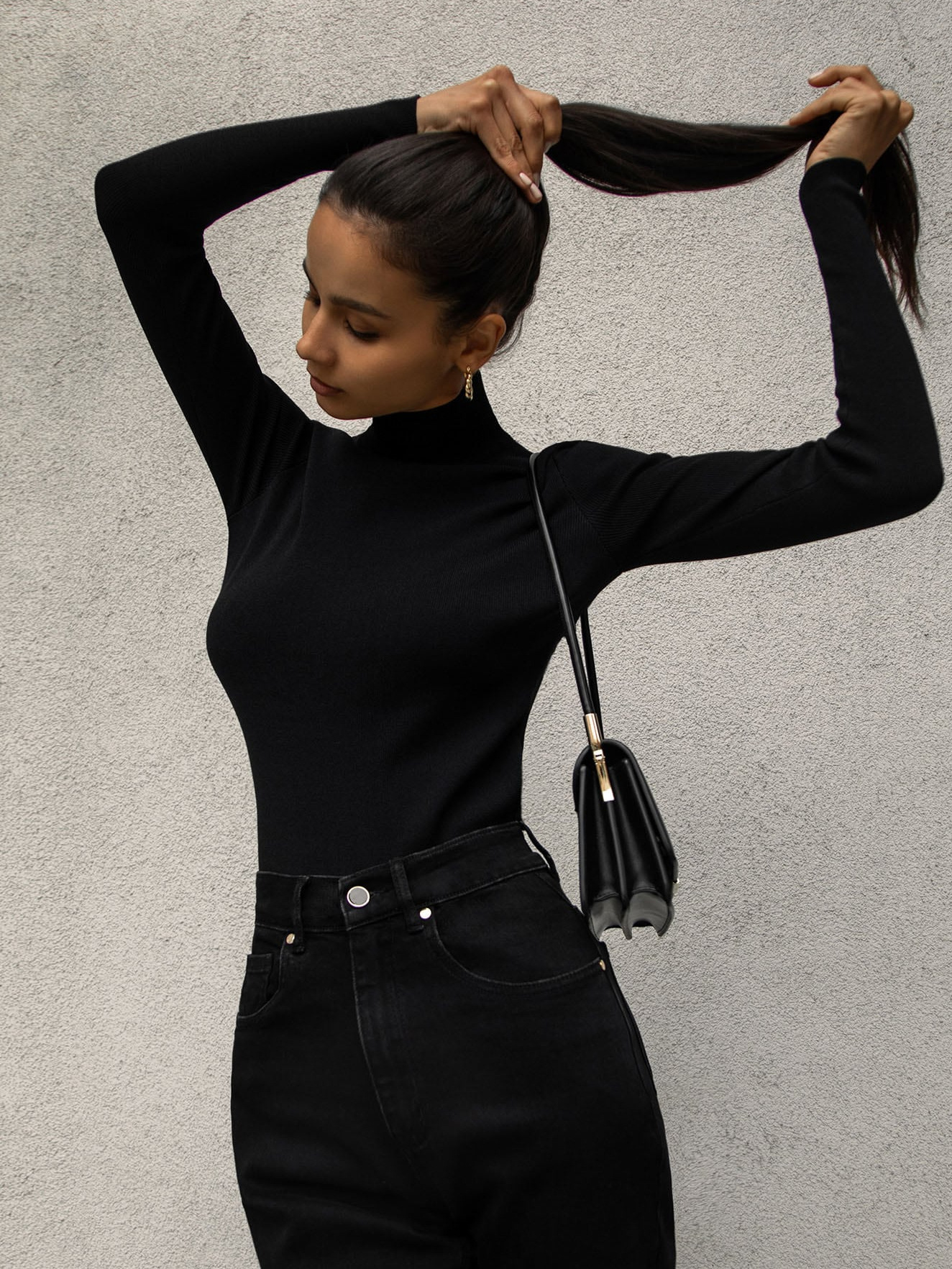 Camiseta de cuello medio alto estilo europeo y americano, novedad para otoño e invierno 2025, elegante y ajustada, suéter cálido de manga larga para combinar en capas.