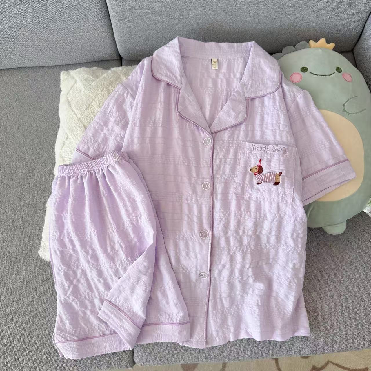 Pijamas al por mayor transfronterizos de mujeres cardigans arrugados con solapa de manga corta pantalones cortos bordados de dibujos animados ropa para el hogar se puede usar fuera