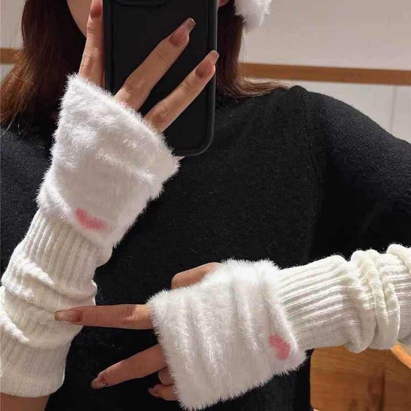 半分の指の手袋の女性は冬に指を出して腕の袖の腕のカバーを保護することができます。|undefined