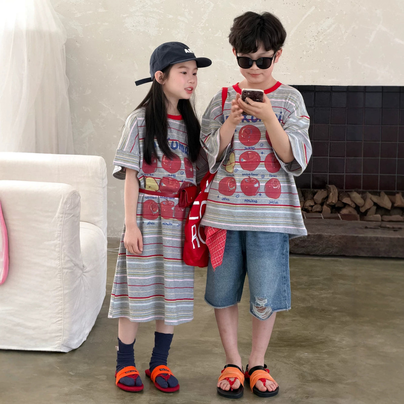 Moxiaomengtong T-Shirt 2026 Summer Korean Style Full-Print Letter Short-Sleeve Children's Casual Stylish Sibling Outfits for Boys and Girls Moxiaomengtong T-Shirt 2026 Summer Korean Style Full-Print Letter Short-Sleeve Children's Casual Stylish Sibling Outfits for Boys and Girls