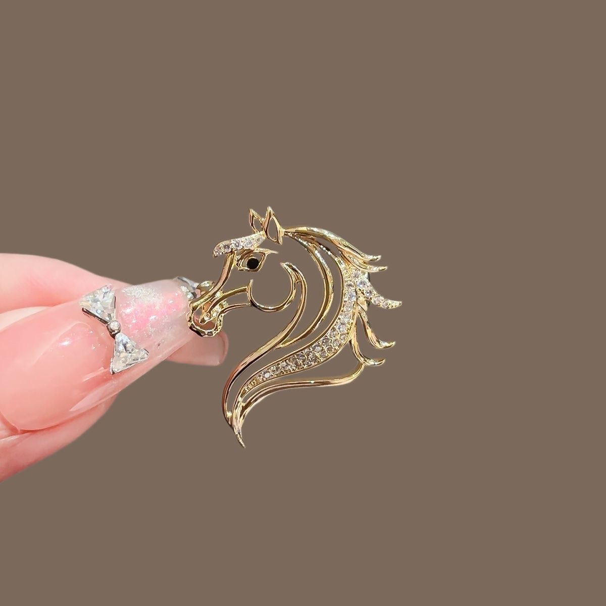 Broche Exquisite Hollow Pony 2025, nouveau modèle unisexe, design personnalisé, année du Cheval, accessoire de mode_voghion.com