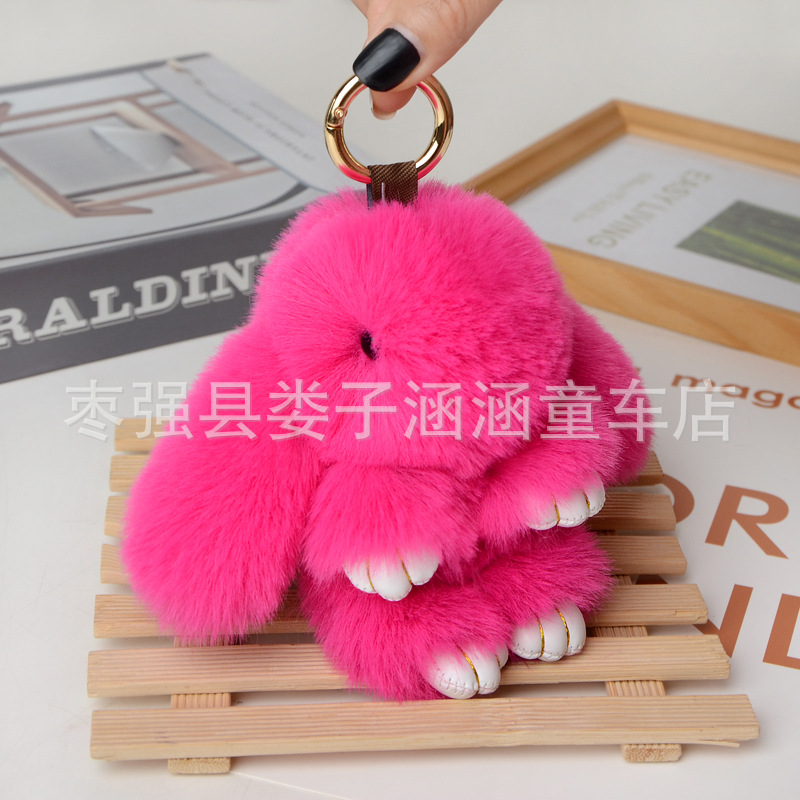 萌えウサギは死んだウサギのストラップを装っています。