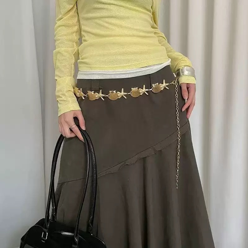 蝶の金属の腰のチェーンの女性は腰を収めてやせています。|undefined