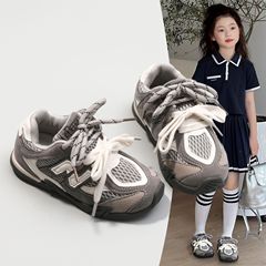 子供のレトロな徳訓の靴の女性の2025夏の新型のネットの通気性の運動のカジュアルな靴の女の子の本革の阿甘靴