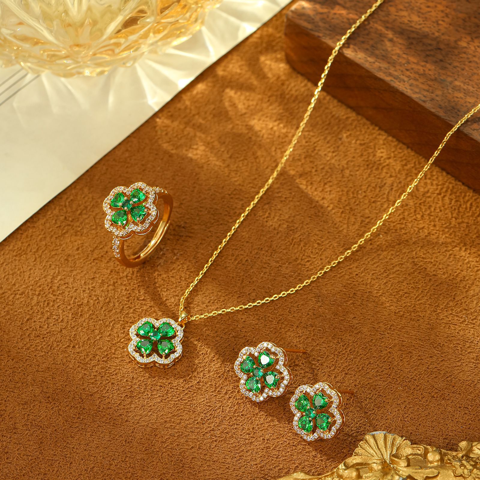 Explosiones transfronterizas lujosas de cuatro hojas color zircon conjunto de joyería de alta sensación única retro simple exquisita versátil