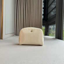 出口外贸 极简静奢小蜜蜂金属标化妆包 纺织米色精致收纳包