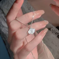 Японско-корейское колье из моллюсков легкое роскошное нишевое оформление высокого уровня ключицы 2024 новый взрывной простой аксессуар