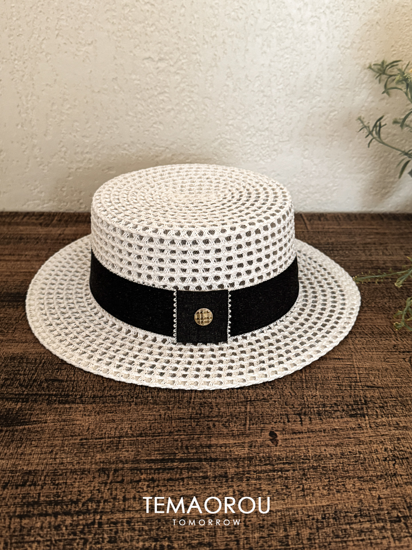 Schwarz-weißes Stroh-fedora Mit Goldlabel Und Schwarzem Band_voghion.com