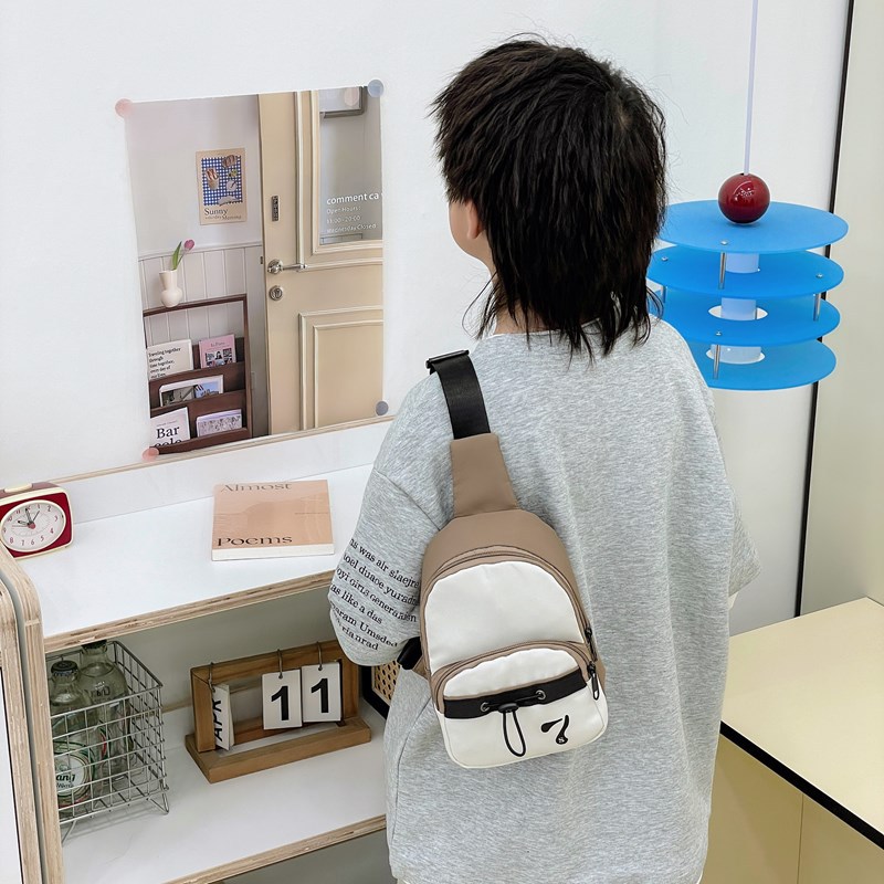 Versión coreana del popular bolso de pecho para niños y niñas, mini bolso de mensajero para niños de color de contraste de moda 2025 nueva tendencia de monedero para niños