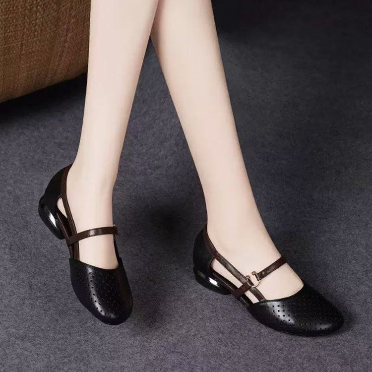 Baotou sandalias para mujeres 2026 verano nuevos zapatos de madres tacones redondos suaves antideslizantes huecos ventilados sandalias retrógradas