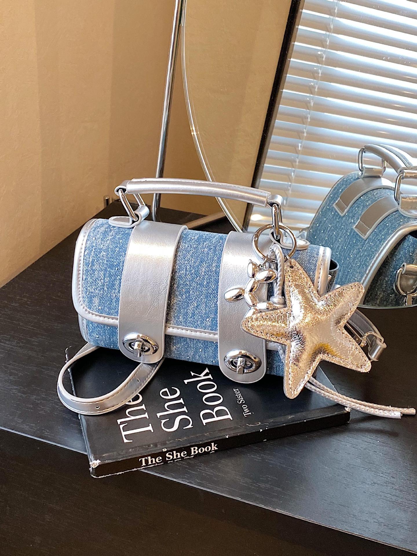 Xiaozhong Super Fire Hand lleva un pequeño bolso cuadrado para damas 2025 nuevo bolso de hombro de tendencia de estilo occidental salvaje bolso de mensajero de moda coreana