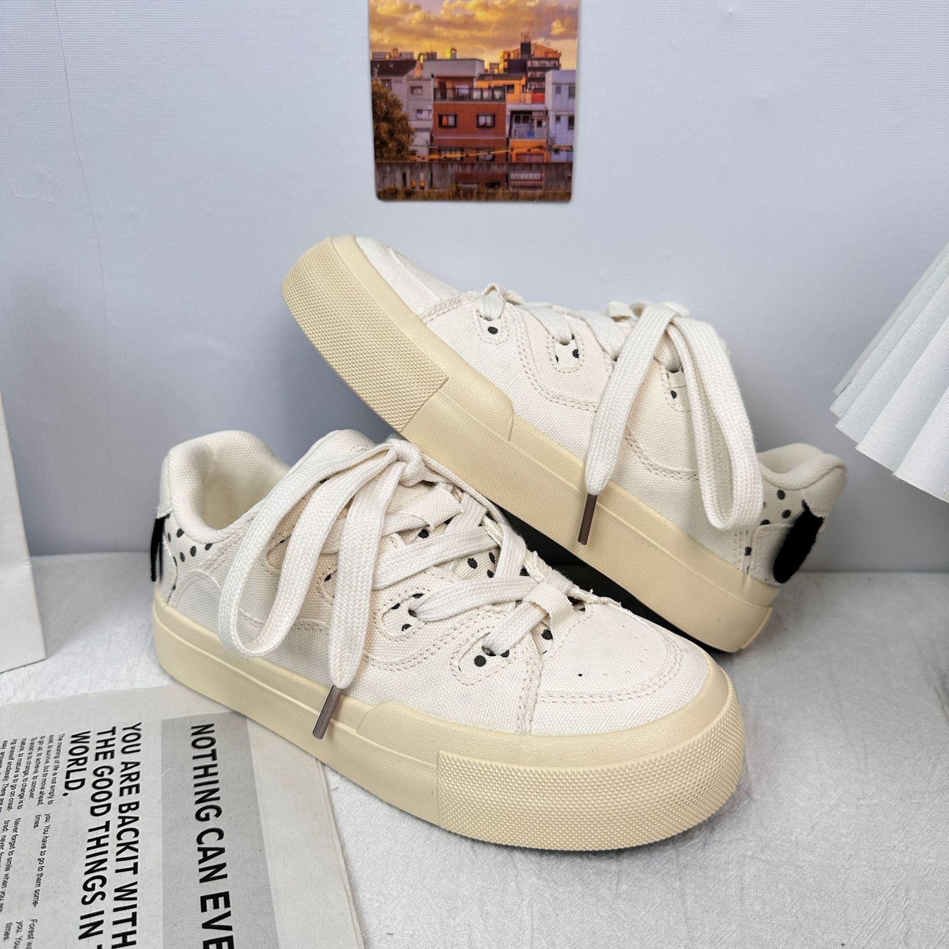 Zapatos de pan de dopamina de onda lejana 2025 nuevos zapatos de mujer de moda primavera de suela gruesa zapatos casuales de todo fósforo zapatillas de deporte para mujer